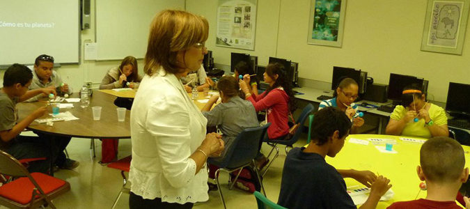 Glorymill Santiago enseñando a un grupo de estudiantes.